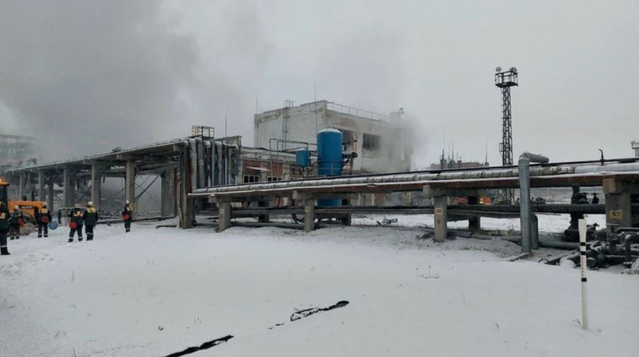 В Иркутской области РФ прогремел взрыв на нефтеперерабатывающем заводе, загорелся пожар: есть погибшие. Фото и видео