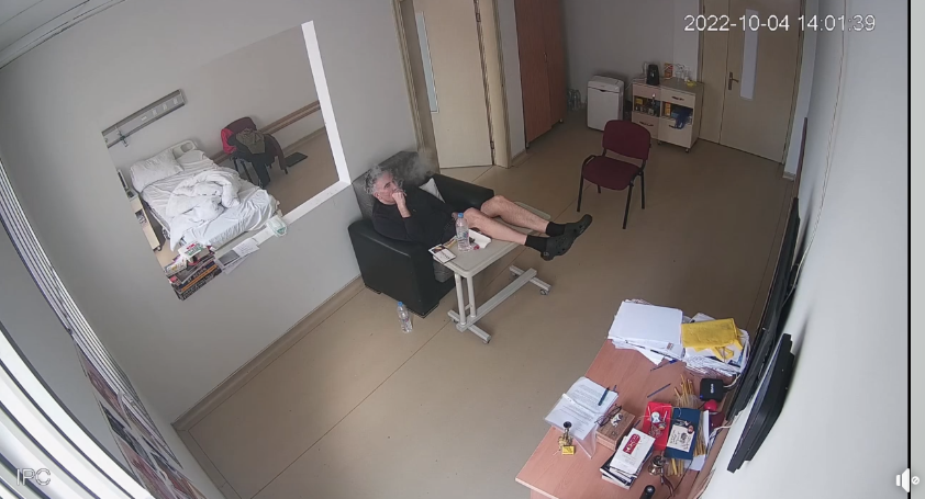 Пенітенціарна служба Грузії опублікувала відео з камери Саакашвілі: експрезидент схуд і пересувається на ходунках  