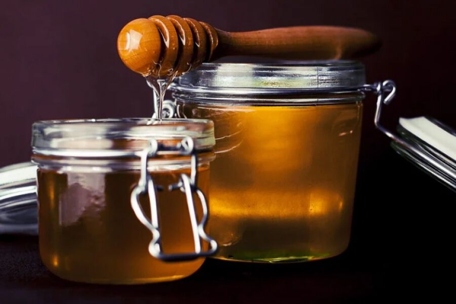 Почему нельзя добавлять мед в кипяток сразу после заваривания чая: развеиваем мифы.