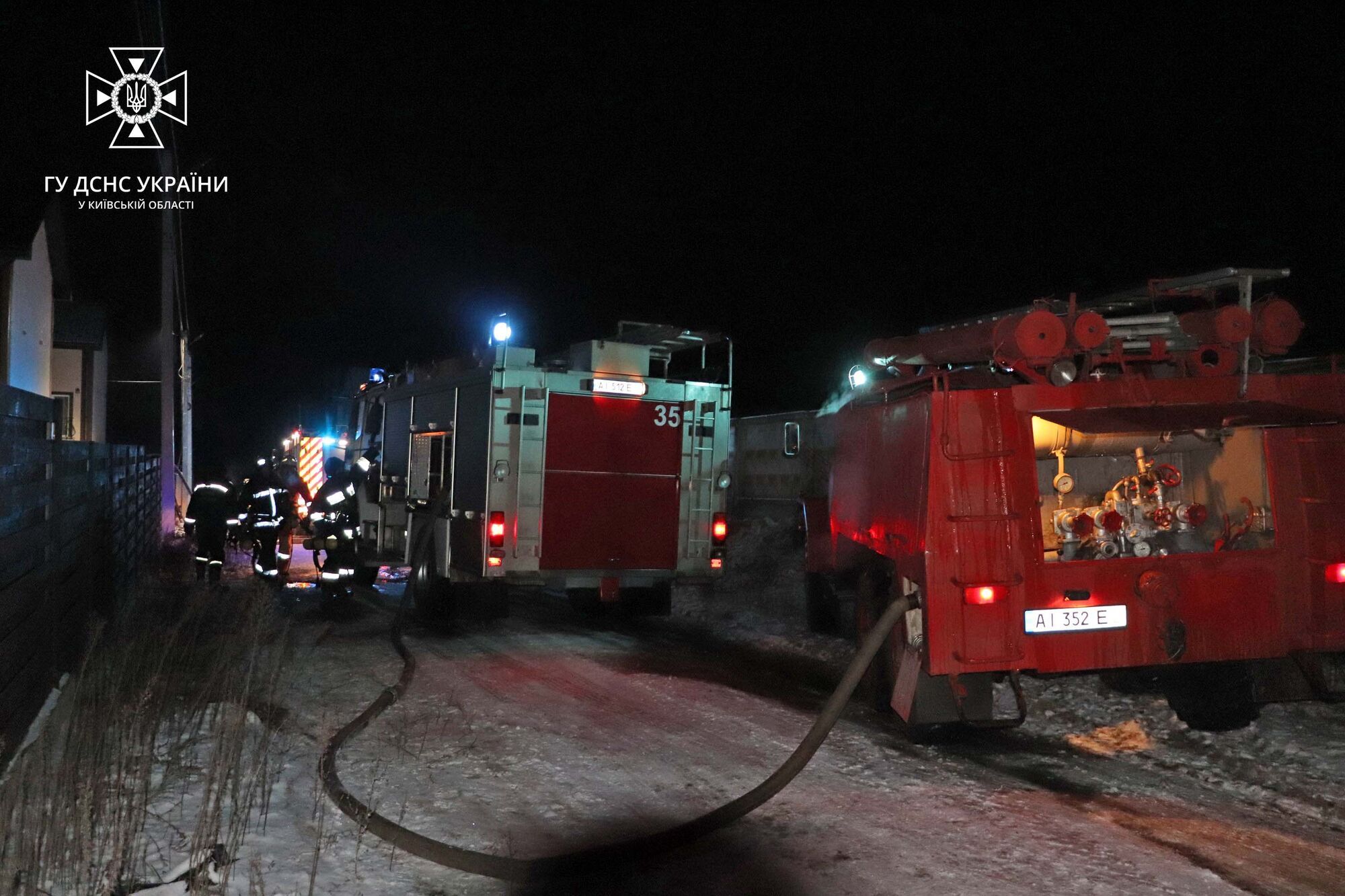 Пожар в селе Стоянка на Киевщине – из-за взрыва аккумулятора загорелся  жилой дом – фото | OBOZ.UA