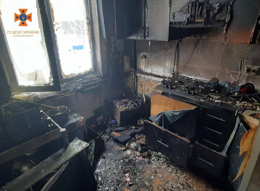 В Киевской области во время пожара спасли 7 человек: среди них трое детей. Фото