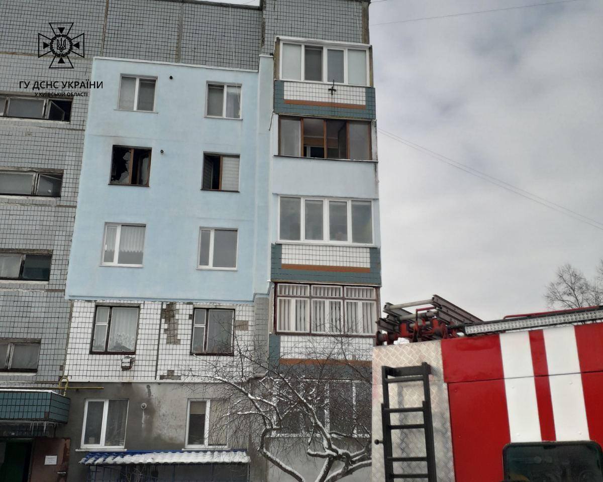 В Киевской области во время пожара спасли 7 человек: среди них трое детей. Фото