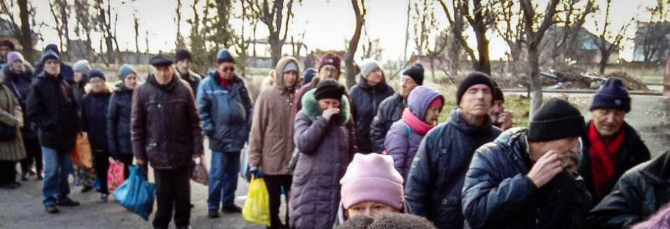 ''Мёрзнут часами, чтобы получить еду'': в Мариуполе сотни людей стоят в очередях за кашей и хлебом. Фото