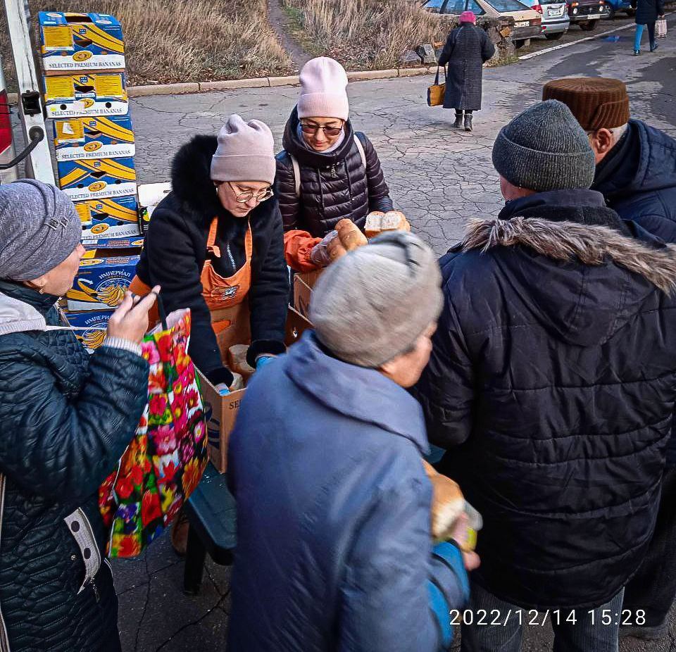 "Мёрзнут часами, чтобы получить еду": в Мариуполе сотни людей стоят в очередях за кашей и хлебом. Фото