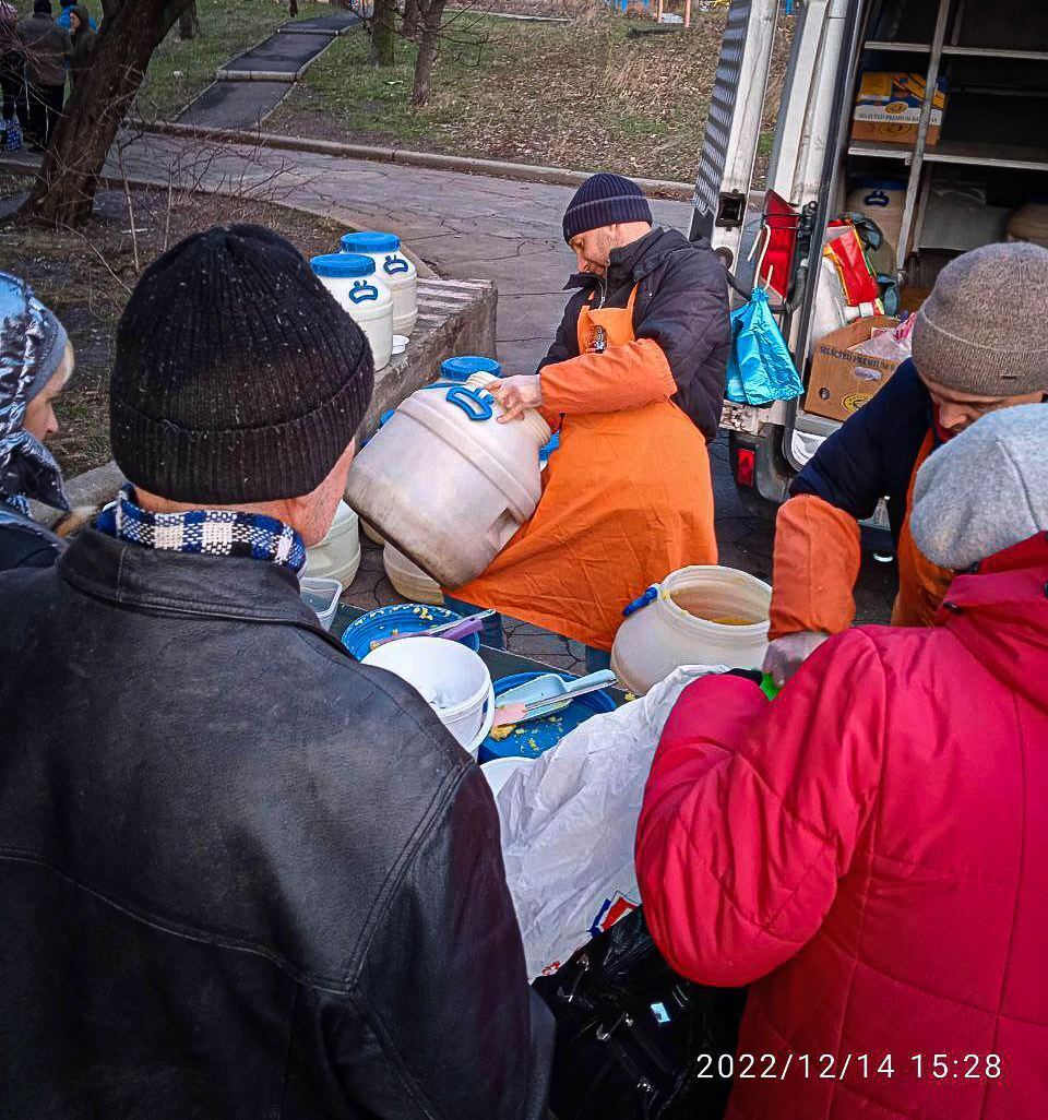 ''Мерзнуть годинами, аби отримати їжу'': в Маріуполі сотні людей стоять у чергах по кашу і хліб. Фото 