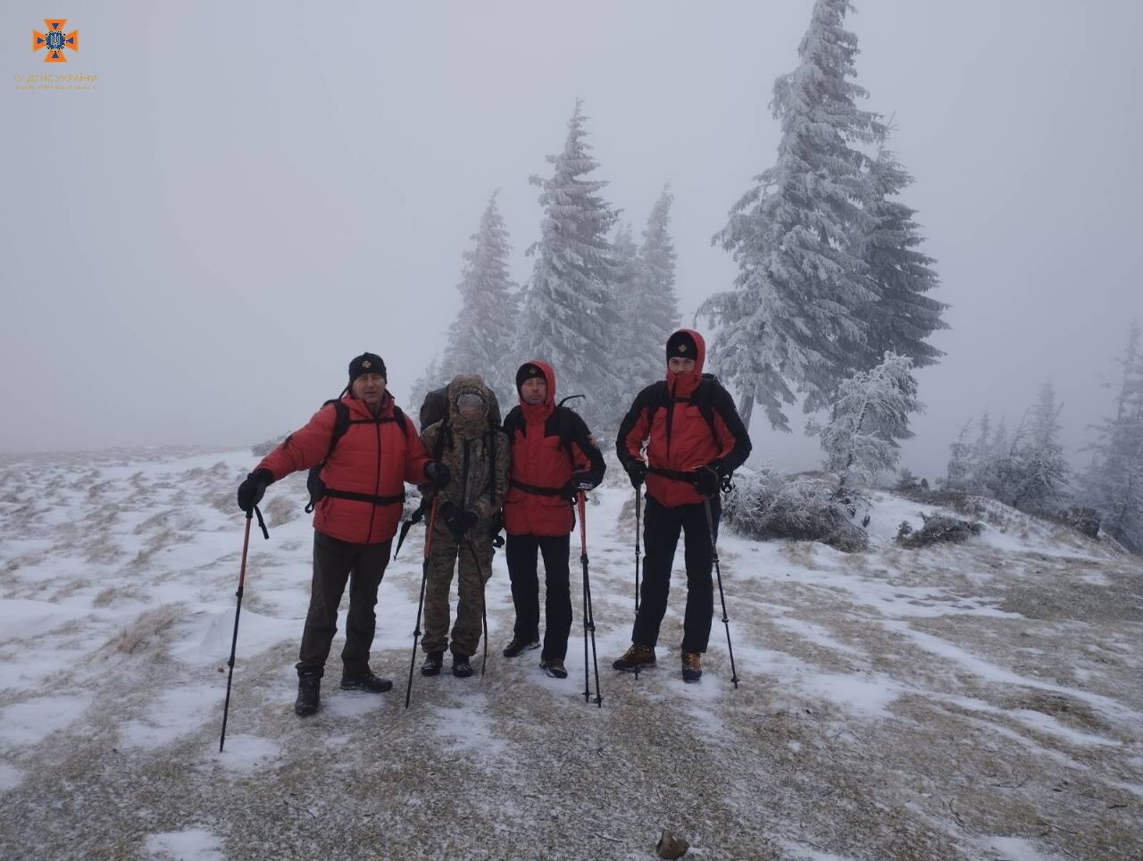 Рятувальники допомогли вибратися зі снігового полону киянці, якій стало зле під час сходження на гору в Карпатах. Фото