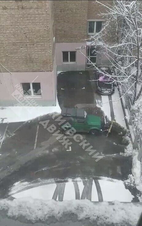 У Києві чоловік переобладнав свій позашляховик під снігоприбиральну техніку. Відео