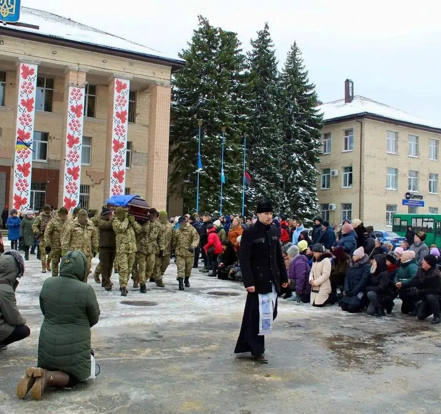 На Кіровоградщині попрощалися з 21-річним десантником, який загинув у боях за Україну. Фото 