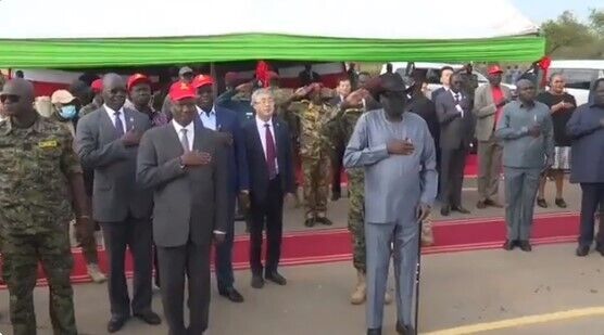 71-летний президент Южного Судана, занимающий должность 11 лет, обмочился во время исполнения гимна. Видео