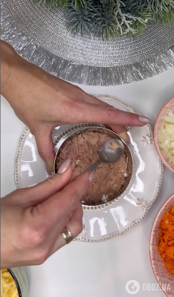 ''Тунец под шубой'' вместо сельди: как приготовить традиционный салат по-новому