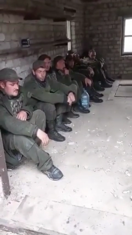 "Командиры сели в машины и уехали": группа оккупантов решила, что жизнь дороже амбиций Путина, и сдалась в плен. Видео