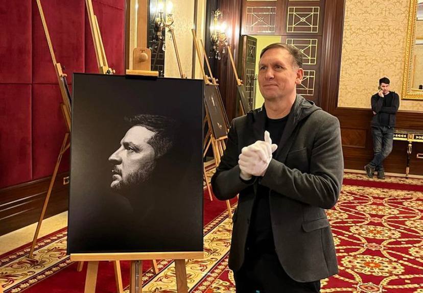 Портрет Зеленского продали за 6 млн гривен: деньги пойдут на генераторы для школ. Фото