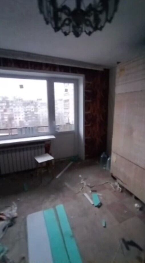 ''Вивозять усе'': в окупованому Маріуполі під виглядом ремонту грабують квартири. Відео 