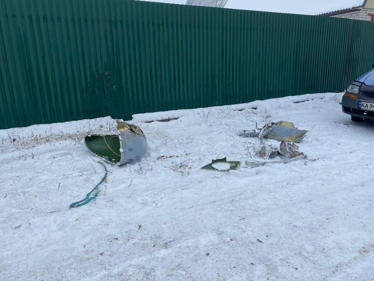 На Киевщине обломки российской ракеты упали на жилые дома: на месте работают специалисты экстренных служб. Фото