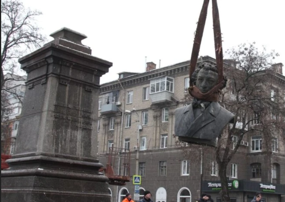 Пушкин, Дубинин в прошлом: в Днепре продолжают демонтировать памятники, установленные в советское время