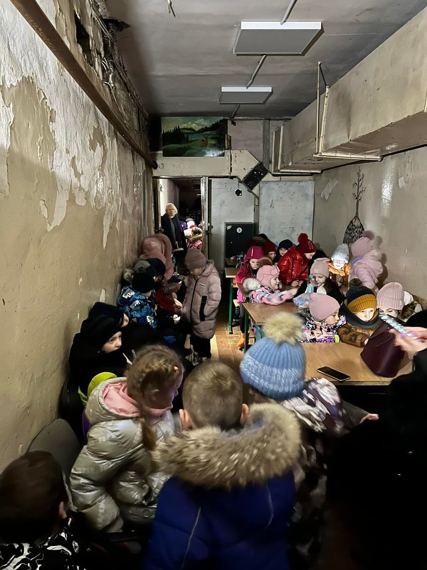 Наши дети хорошо запомнят, кто такие российские оккупанты: появилось фото из школьного убежища во время массированной ракетной атаки