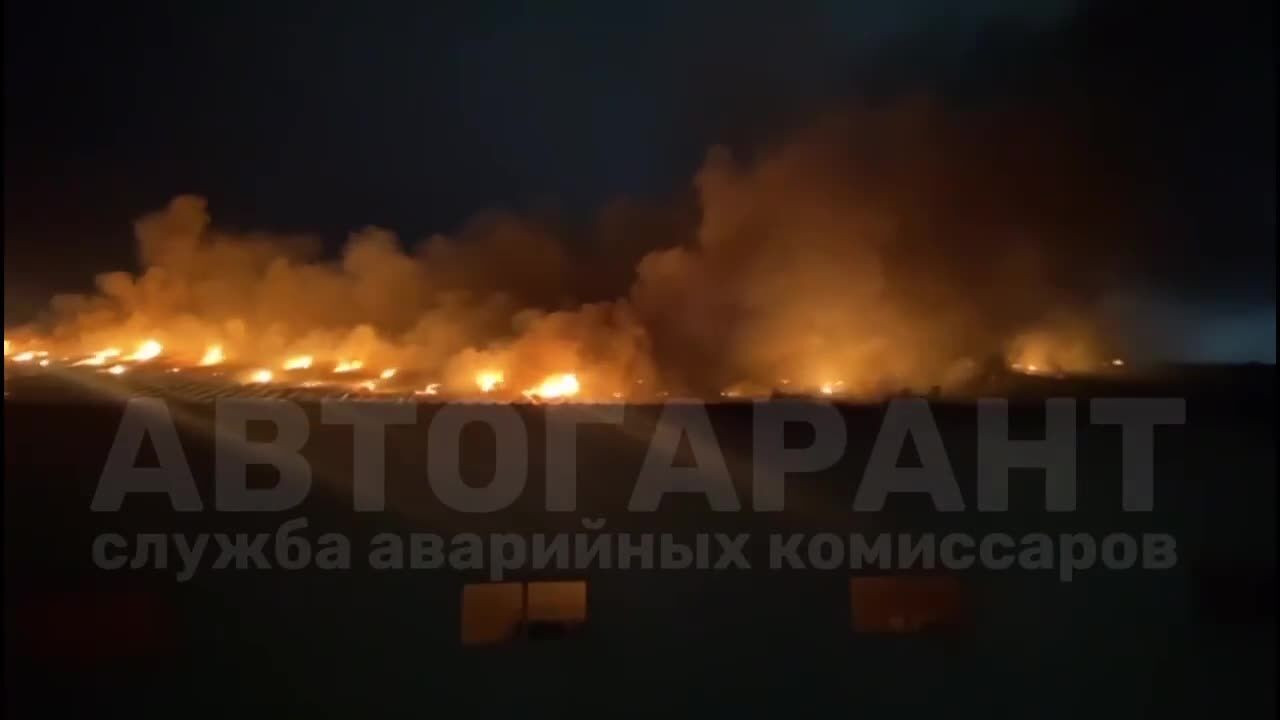 У Владивостоці чергова масштабна пожежа: вогонь охопив уже 2 тис. квадратних метрів складів. Відео