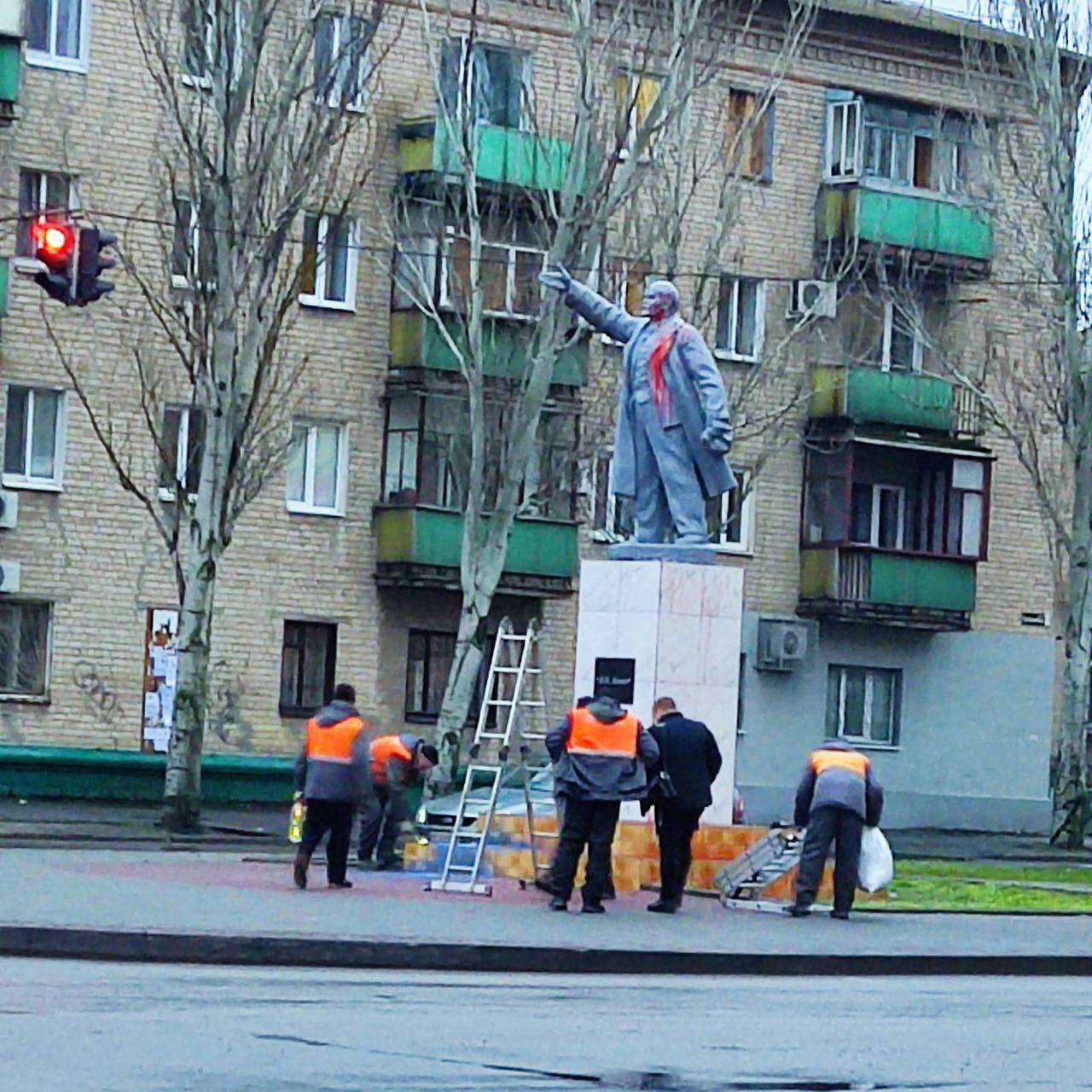 В окупованому Мелітополі пам'ятник Леніну облили ''кривавою'' фарбою. Фото