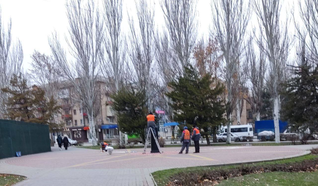 В окупованому Мелітополі пам'ятник Леніну облили ''кривавою'' фарбою. Фото