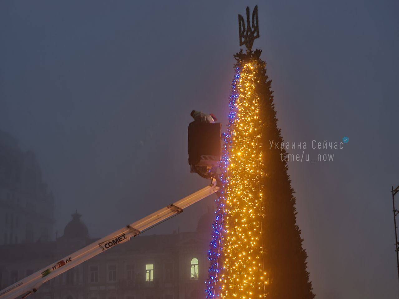 На Софийской площади в Киеве уже зажгли новогоднюю елку: будет сиять в отдельные часы и от генераторов. Видео