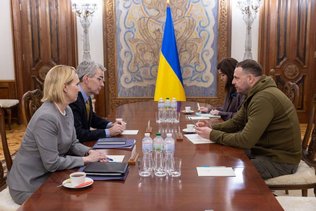 Єрмак домовляється з Джеффрі Паєттом і Бріджит Брінк