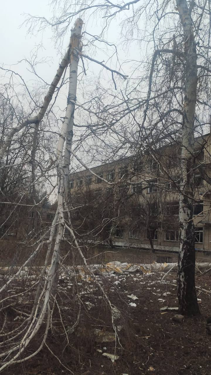 Оккупанты ударили по больнице на Харьковщине, есть разрушения: ранен фельдшер. Фото