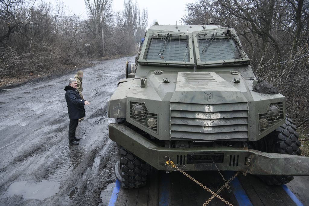 Порошенко відправив з передової на ремонт броньовик Shield, який урятував життя восьми десантникам