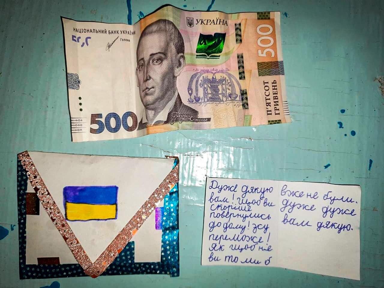 Написала зворушливу записку: бійці тероборони розшукали дівчинку, яка передала військовим конверт із грошима. Фото 