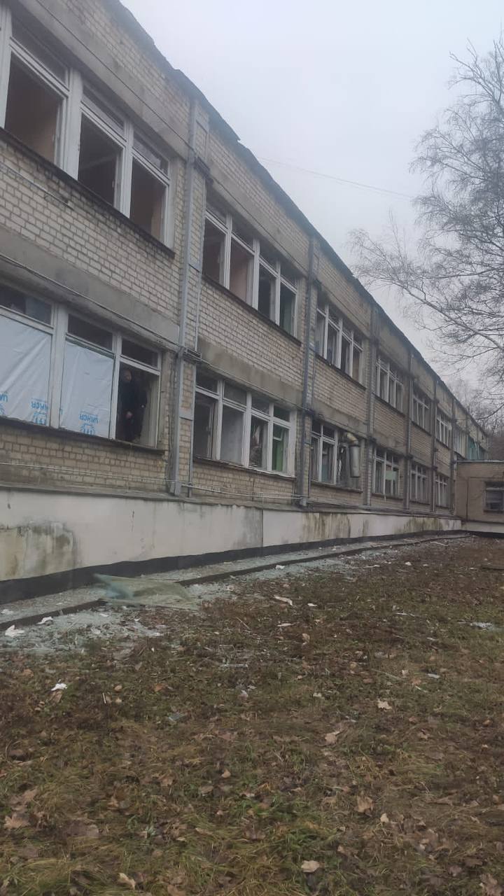 Окупанти вдарили по лікарні на Харківщині, є руйнування: поранено фельдшера. Фото 