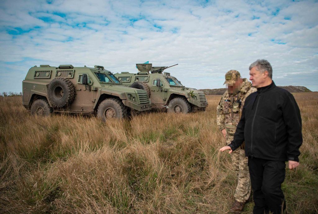 Порошенко отправил с передовой на ремонт броневик Shield, спасший жизнь восьми десантникам