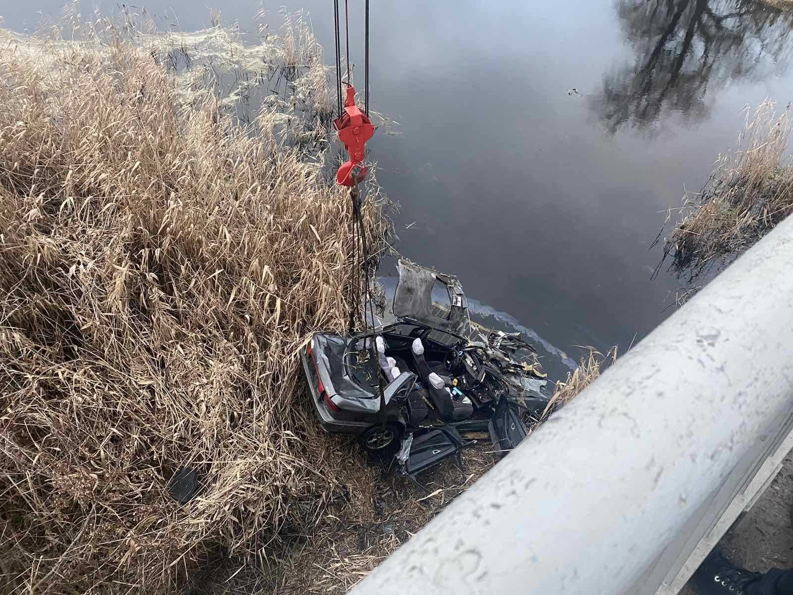 ДТП в Украине - на Николаевщине авто взлетело с моста в воду, погибли 5  человек, в том числе двое детей - фото | OBOZ.UA