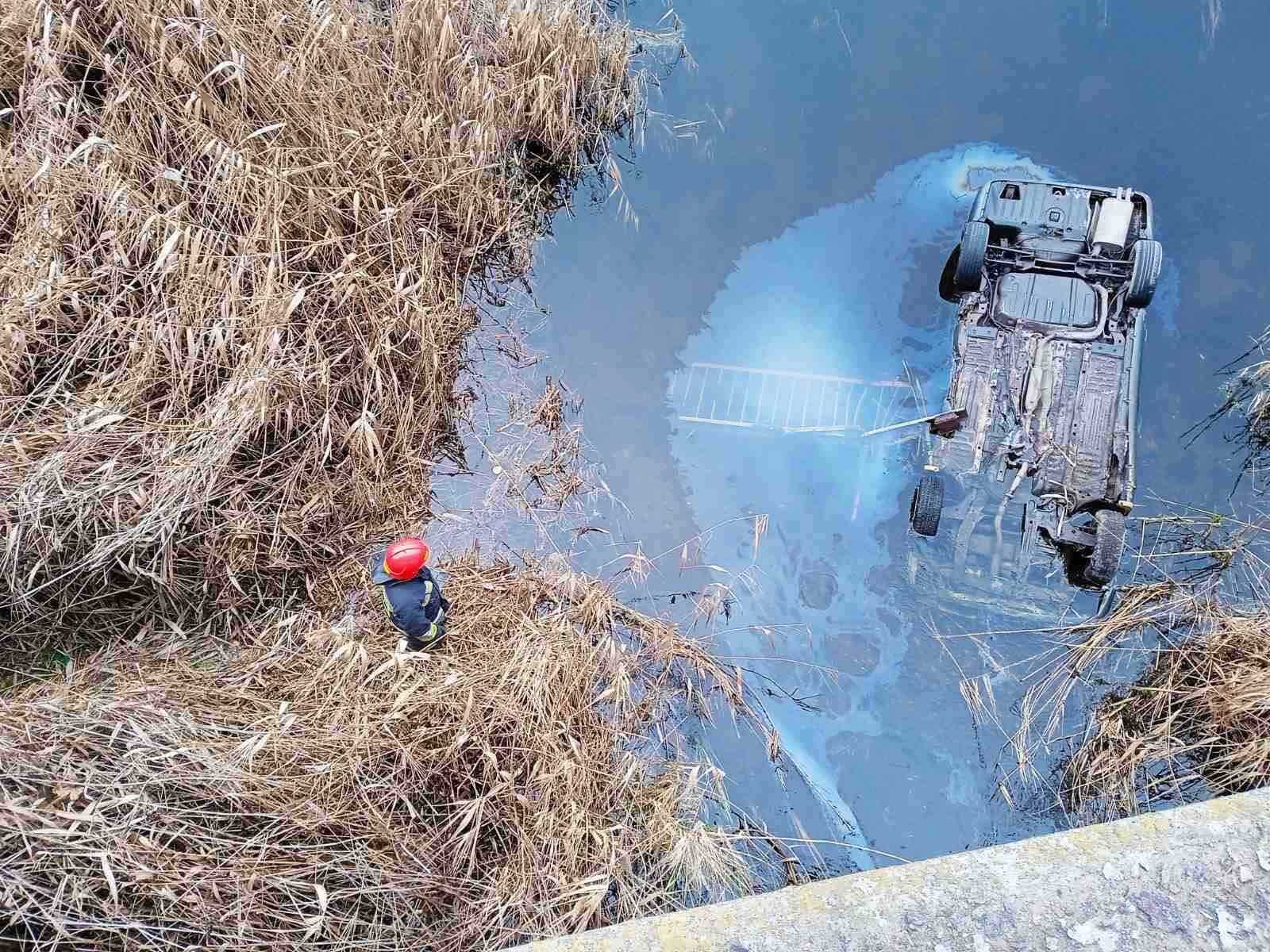 ДТП в Украине - на Николаевщине авто взлетело с моста в воду, погибли 5  человек, в том числе двое детей - фото | OBOZ.UA