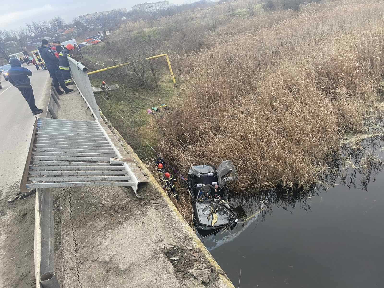 ДТП в Украине - на Николаевщине авто взлетело с моста в воду, погибли 5  человек, в том числе двое детей - фото | OBOZ.UA