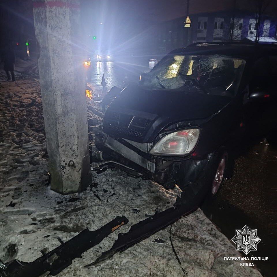 В Києві п’яний водій на швидкості протаранив стовп. Фото