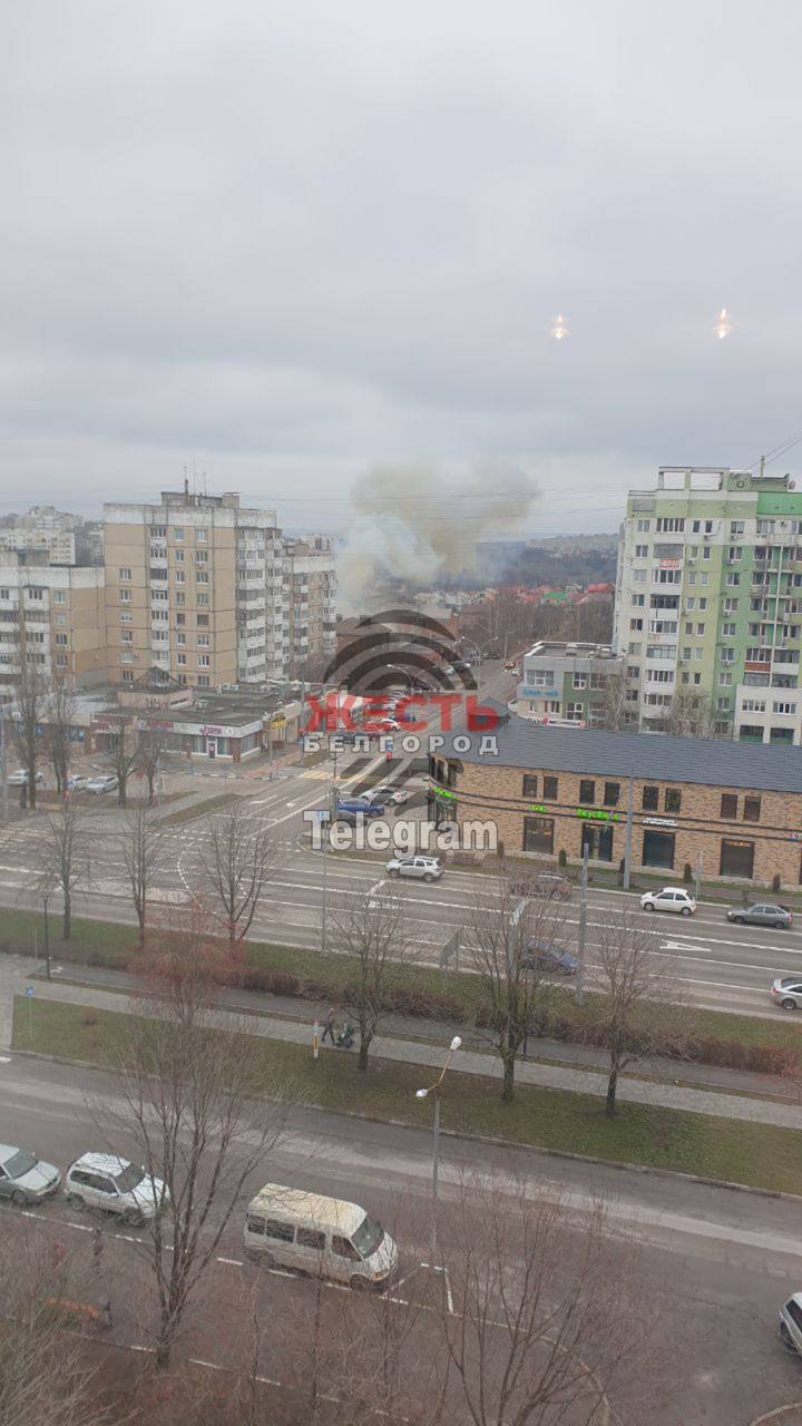 В Белгороде слышали звуки взрывов, виднеется дым: в домах вылетело стекло в окнах. Фото и видео