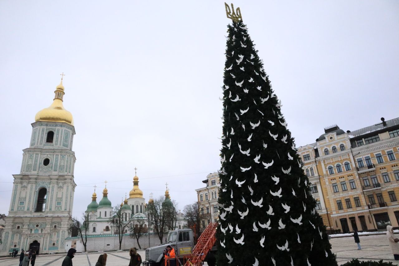 Має висоту 12 метрів: як виглядає головна ялинка України, встановлена в Києві, попри війну. Фоторепортаж
