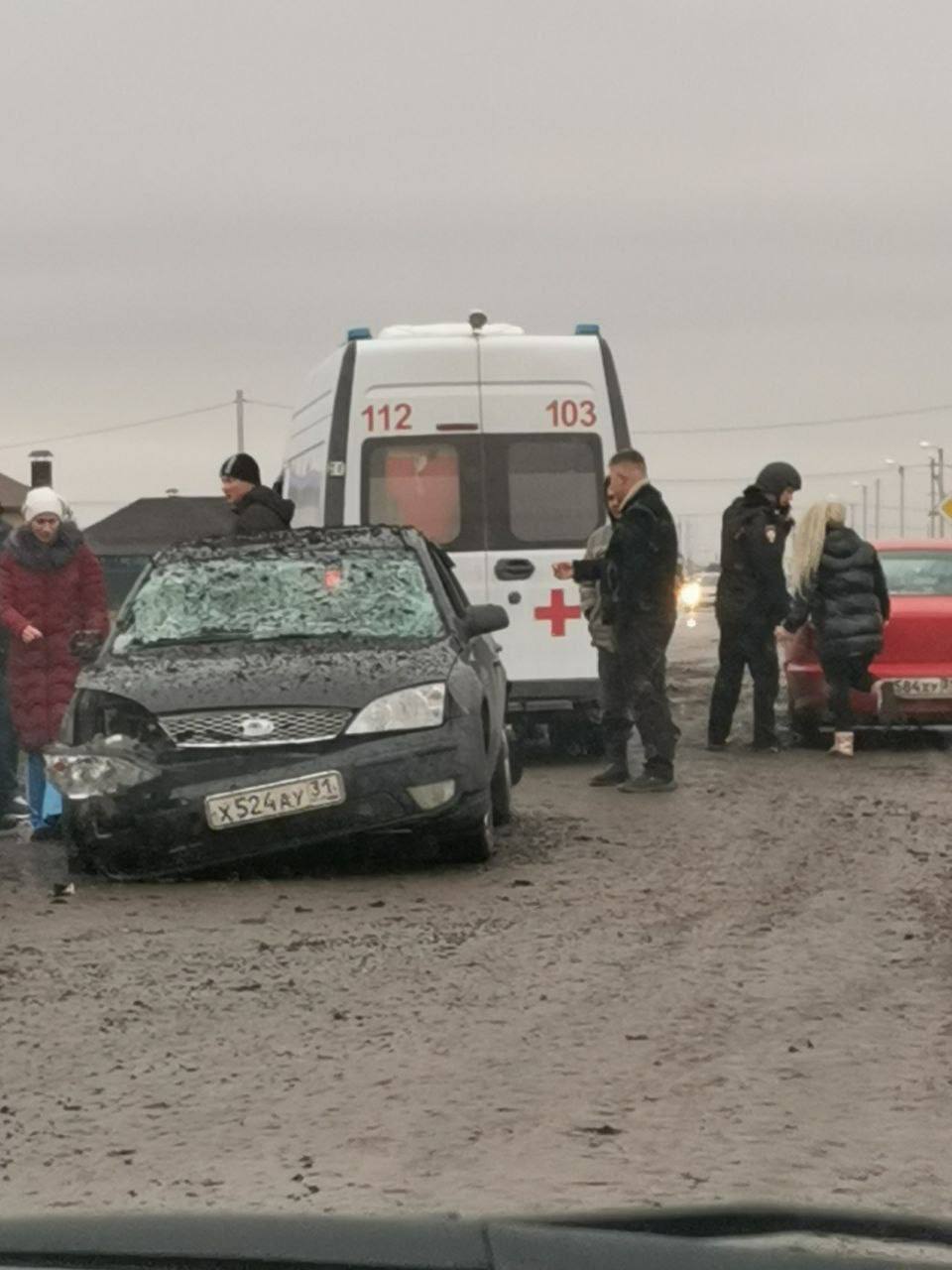 У Бєлгороді чули звуки вибухів, видно дим: у будівлях повилітало скло у вікнах. Фото та відео 