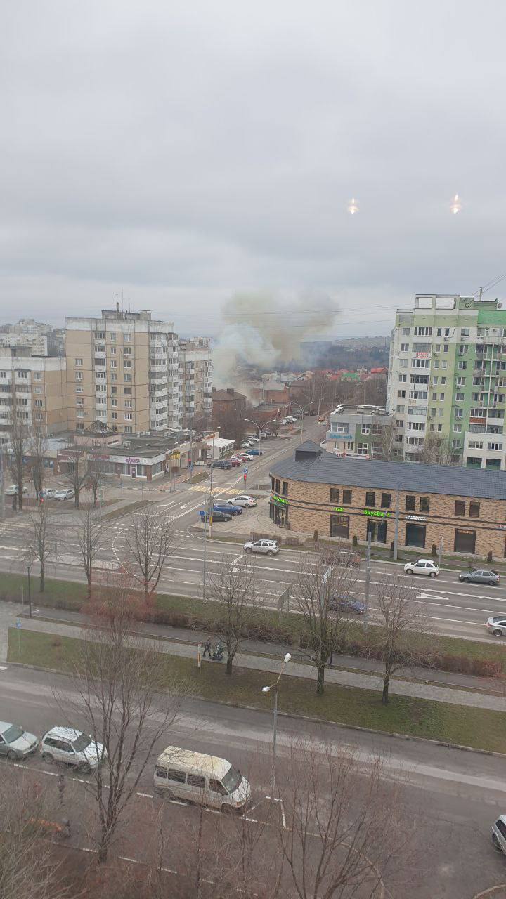 В Белгороде слышали звуки взрывов, виднеется дым: в домах вылетело стекло в окнах. Фото и видео