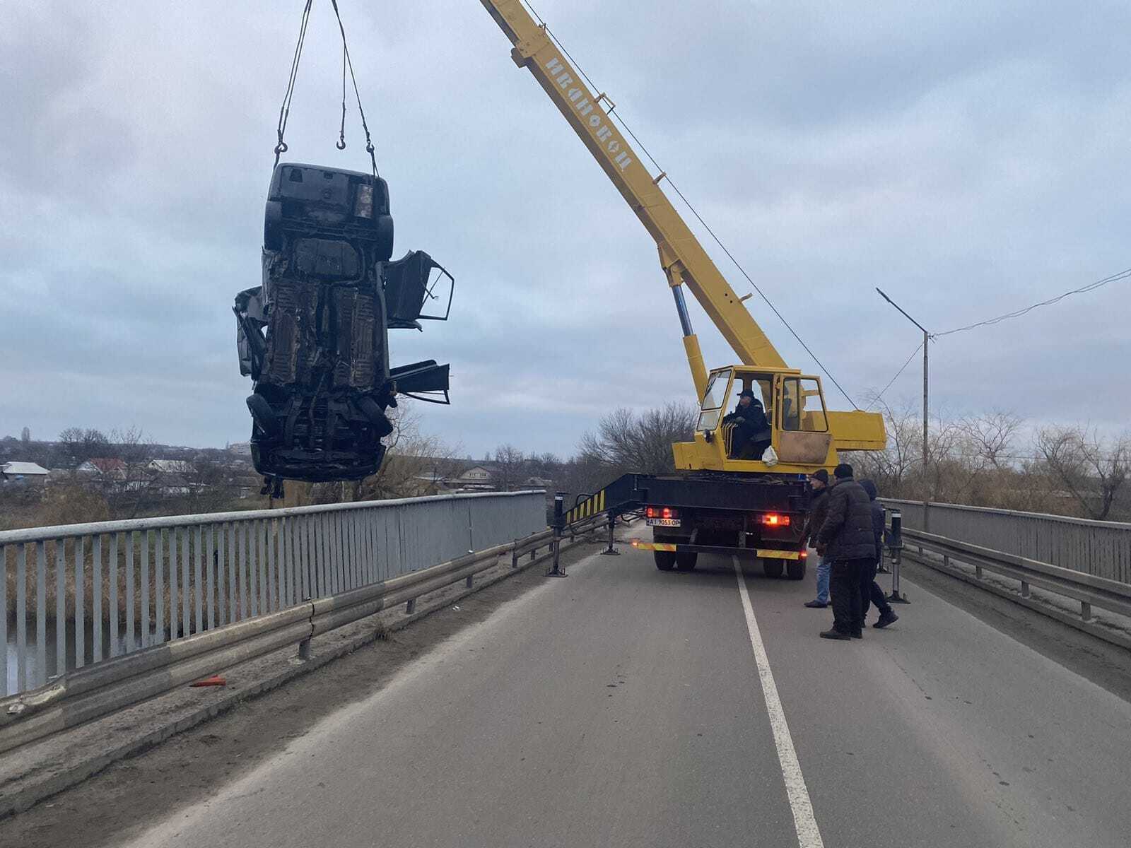 ДТП в Украине - на Николаевщине авто взлетело с моста в воду, погибли 5  человек, в том числе двое детей - фото | OBOZ.UA