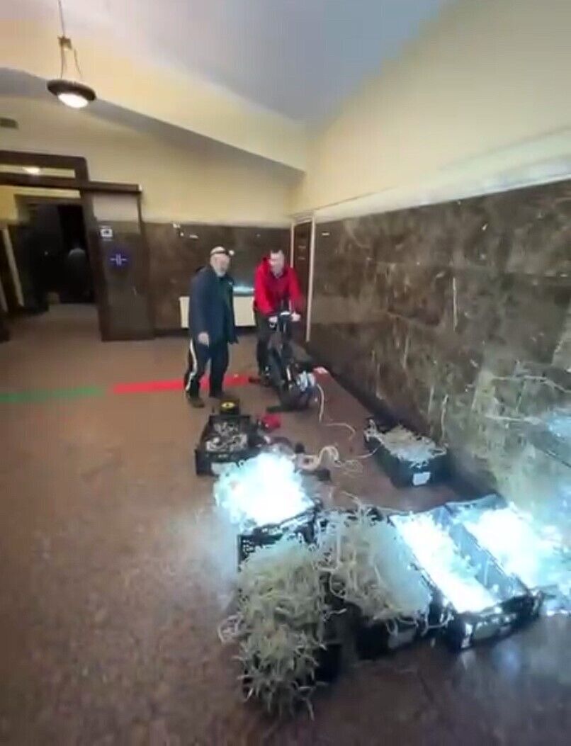 Чтобы горели гирлянды, нужно крутить педали: в Киеве на вокзале нашли необычный способ засветить елку. Видео