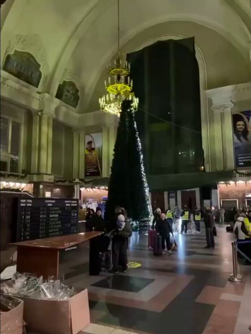 Чтобы горели гирлянды, нужно крутить педали: в Киеве на вокзале нашли необычный способ засветить елку. Видео