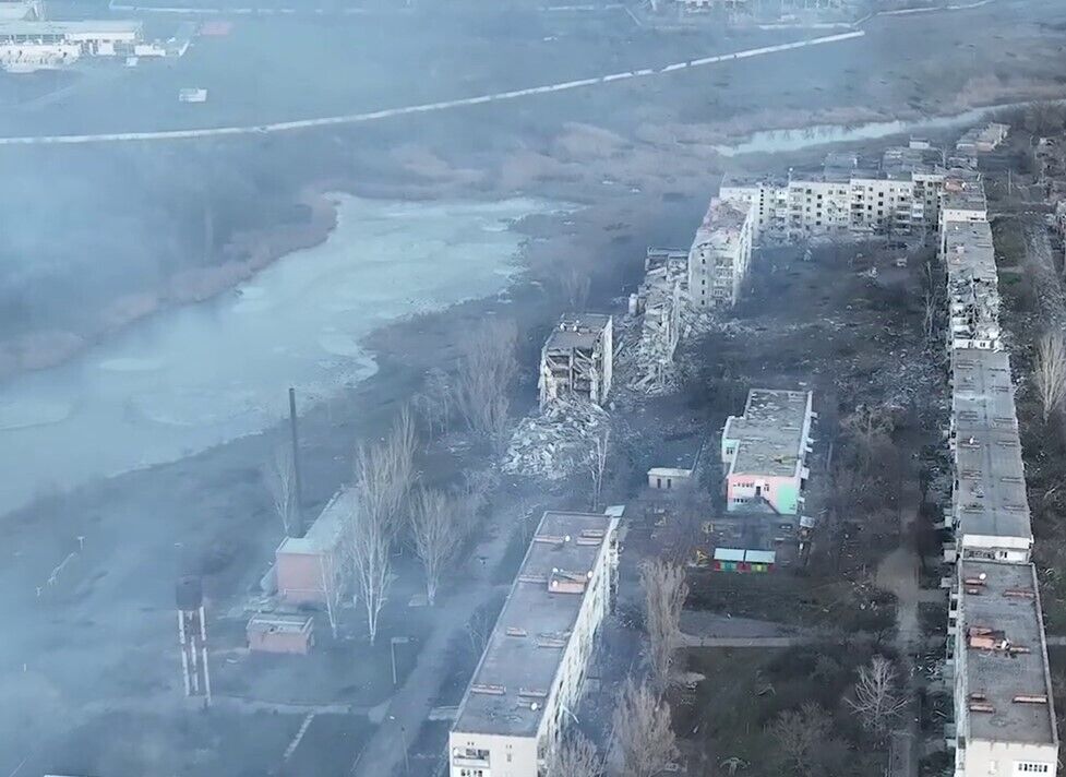 Над містом піднімається дим, видно полум’я: у мережі показали, як виглядає Бахмут під час обстрілів. Відео з висоти 