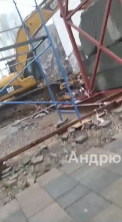 Окупанти відновили роботи з розбору завалів всередині драмтеатру в Маріуполі: там загинули сотні людей. Фото 