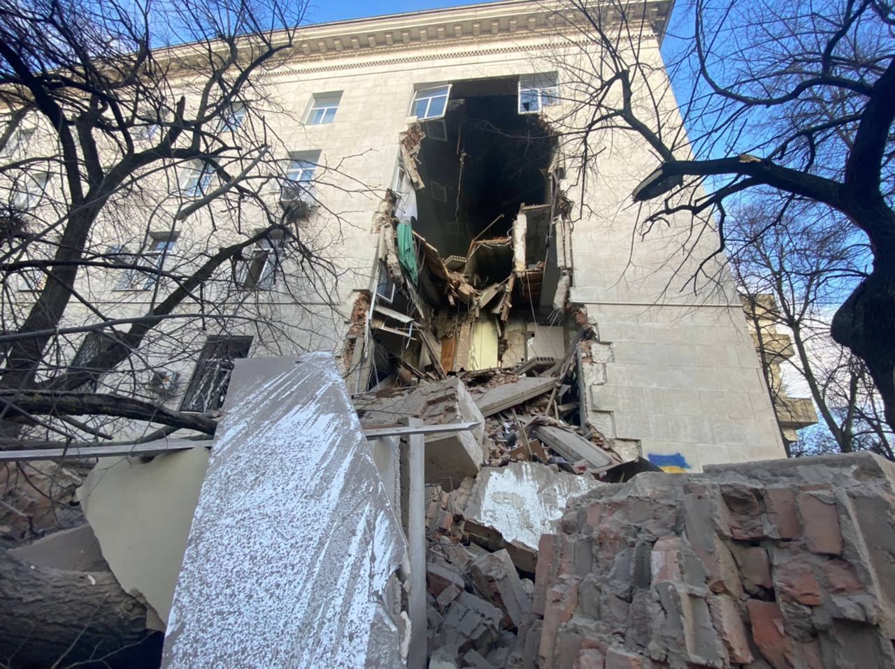 Оккупанты вновь нанесли удар по центру Херсона: есть погибший, повреждено здание ОВА. Фото и видео