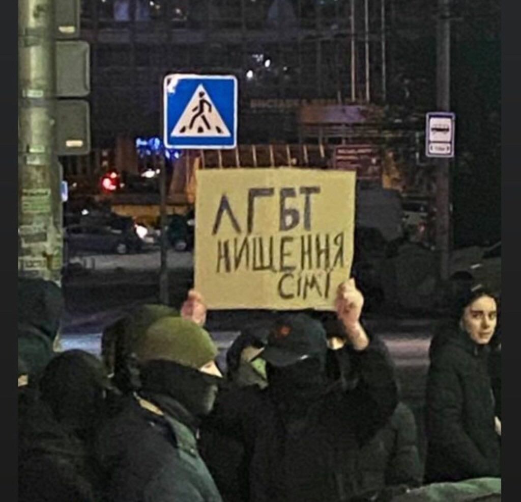 У входа на концерт MELOVIN в Киеве "титушки" устроили митинг против ЛГБТ: в сети отреагировали. Видео