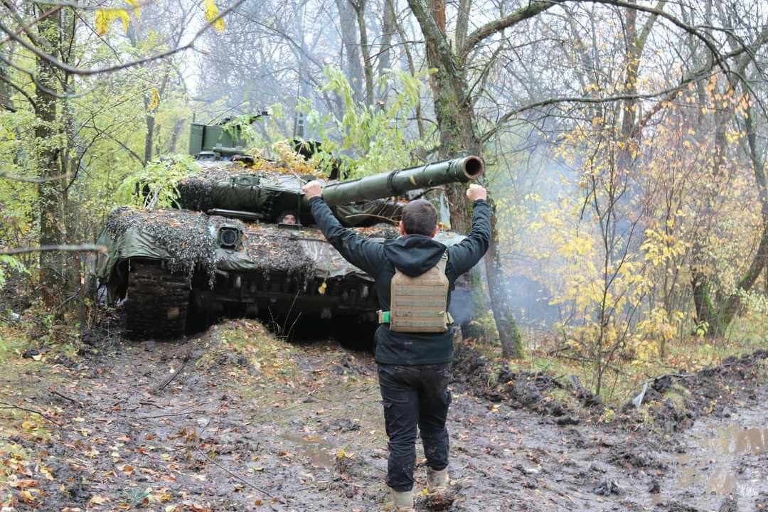 Український воїн та трофейний російський танк