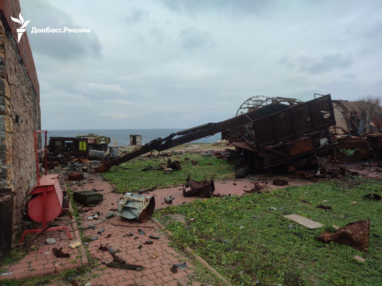 Зруйновані будівлі і знищена техніка РФ: у мережі з'явилися свіжі фото з острова Зміїний