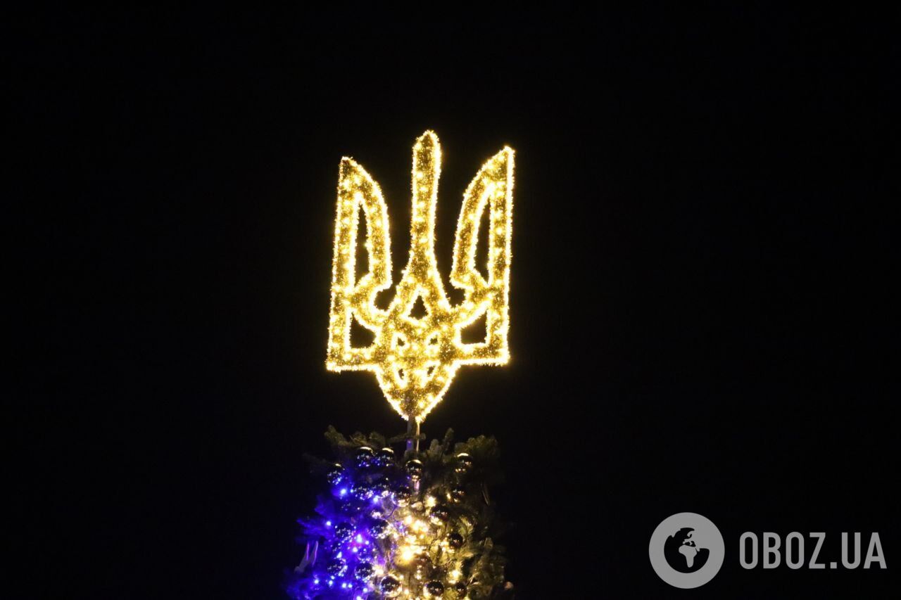 З тризубом і в кольорах українського прапора: у Києві запалили вогні на головній ялинці країни. Фото