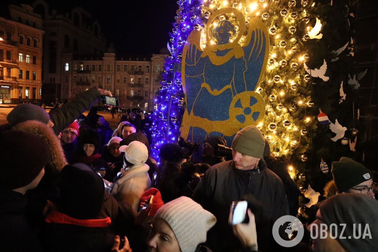 С тризубом и в цветах украинского флага: в Киеве зажгли огни на главной елке страны. Фото