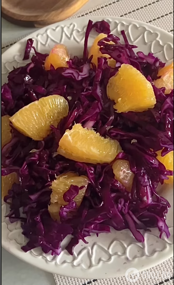 Салат с клюквой и апельсинами: как приготовить необычную праздничную закуску